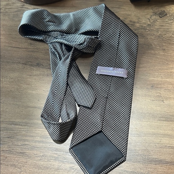 Geoffrey Beene Black and Gray Patterned Tie - Picture 1 of 2